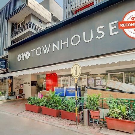 Vaccinated Staff- Oyo Townhouse 105 Khar West Station Hotel Мумбай Екстериор снимка