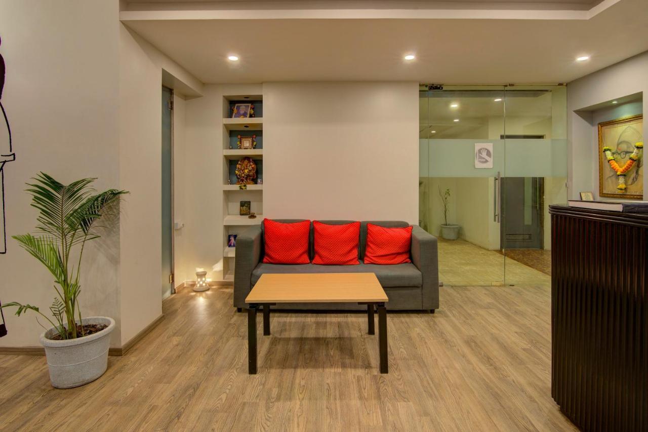 Vaccinated Staff- Oyo Townhouse 105 Khar West Station Hotel Мумбай Екстериор снимка