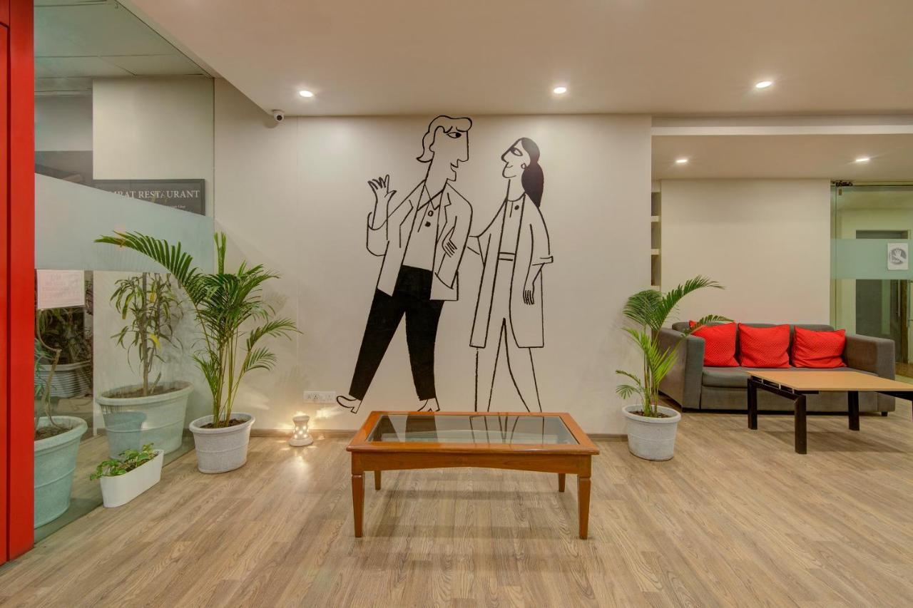 Vaccinated Staff- Oyo Townhouse 105 Khar West Station Hotel Мумбай Екстериор снимка