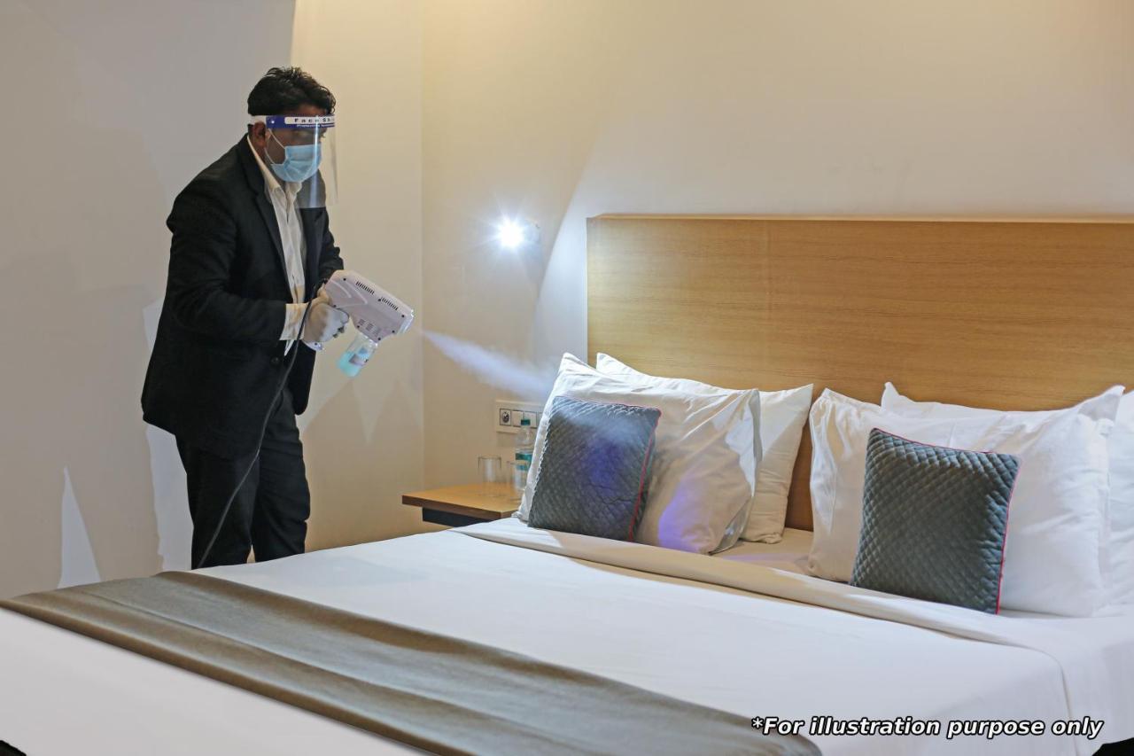 Vaccinated Staff- Oyo Townhouse 105 Khar West Station Hotel Мумбай Екстериор снимка