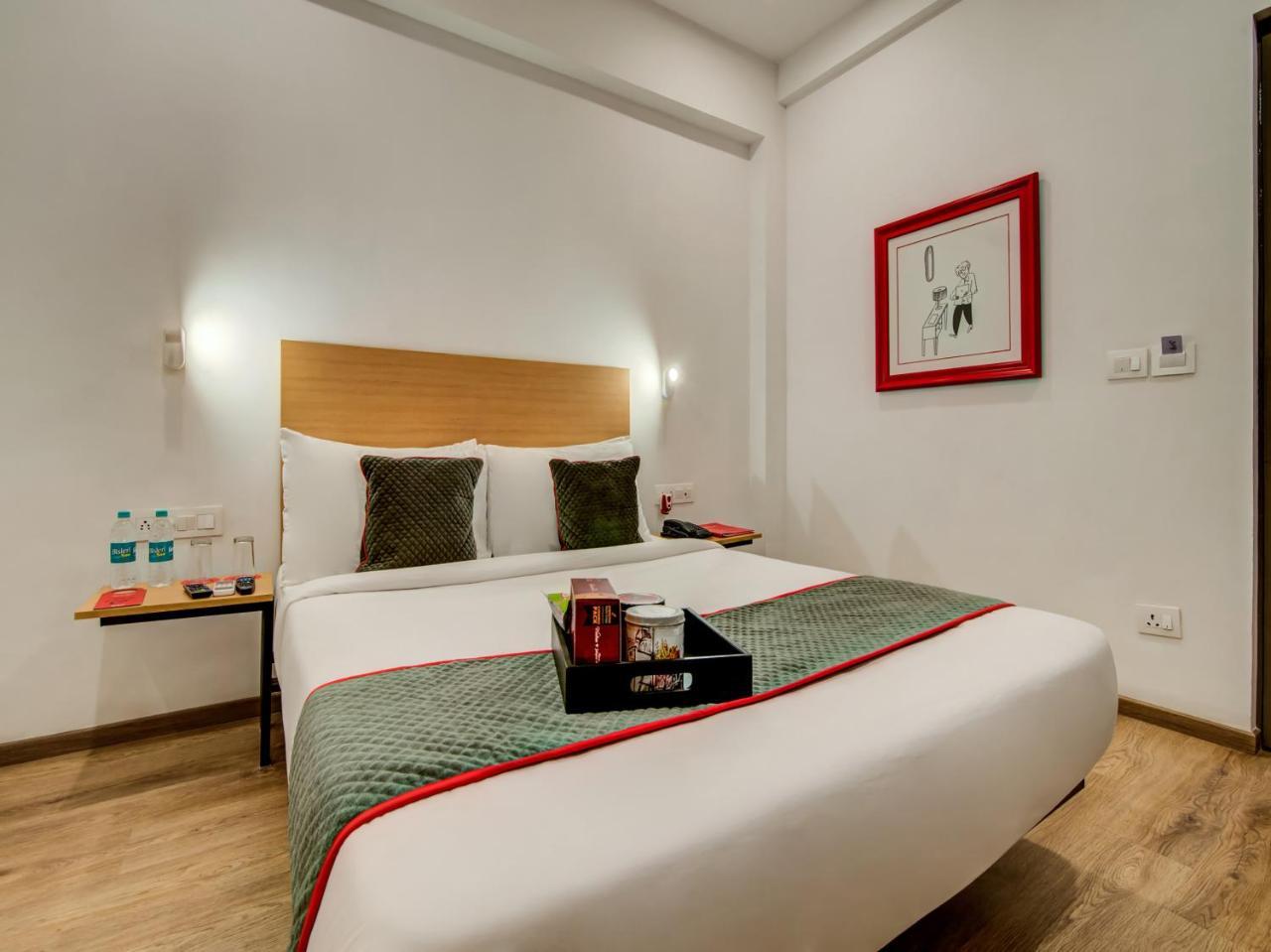 Vaccinated Staff- Oyo Townhouse 105 Khar West Station Hotel Мумбай Екстериор снимка