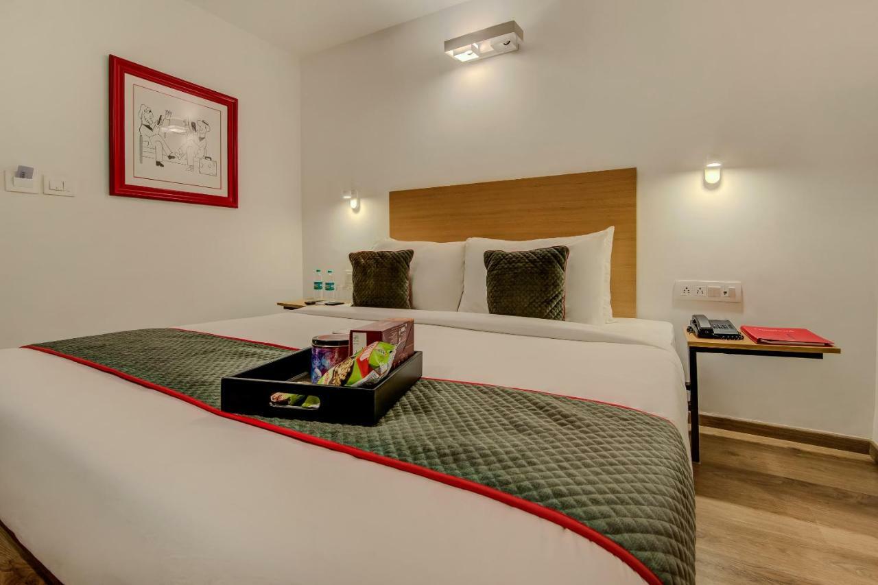 Vaccinated Staff- Oyo Townhouse 105 Khar West Station Hotel Мумбай Екстериор снимка