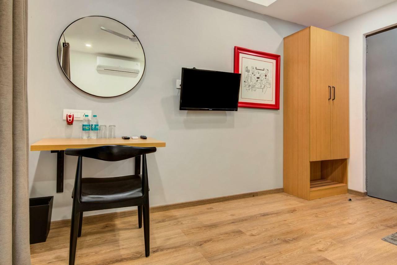 Vaccinated Staff- Oyo Townhouse 105 Khar West Station Hotel Мумбай Екстериор снимка