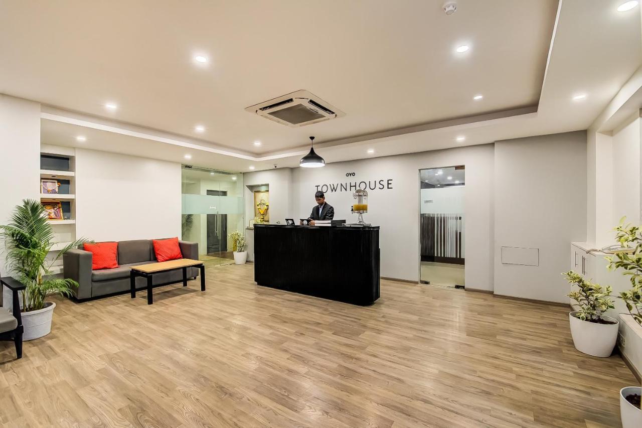 Vaccinated Staff- Oyo Townhouse 105 Khar West Station Hotel Мумбай Екстериор снимка