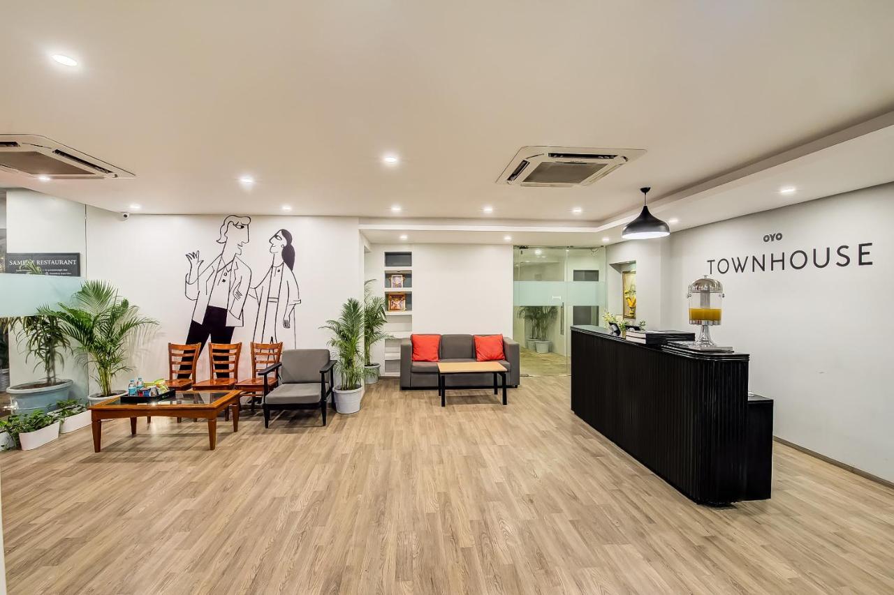 Vaccinated Staff- Oyo Townhouse 105 Khar West Station Hotel Мумбай Екстериор снимка